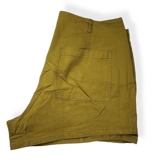 Universal Thread  Green Midi Shorts 24W - Picture 2 of 3